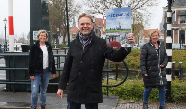 <p>Wethouder Nederpelt toont de brochure.</p>