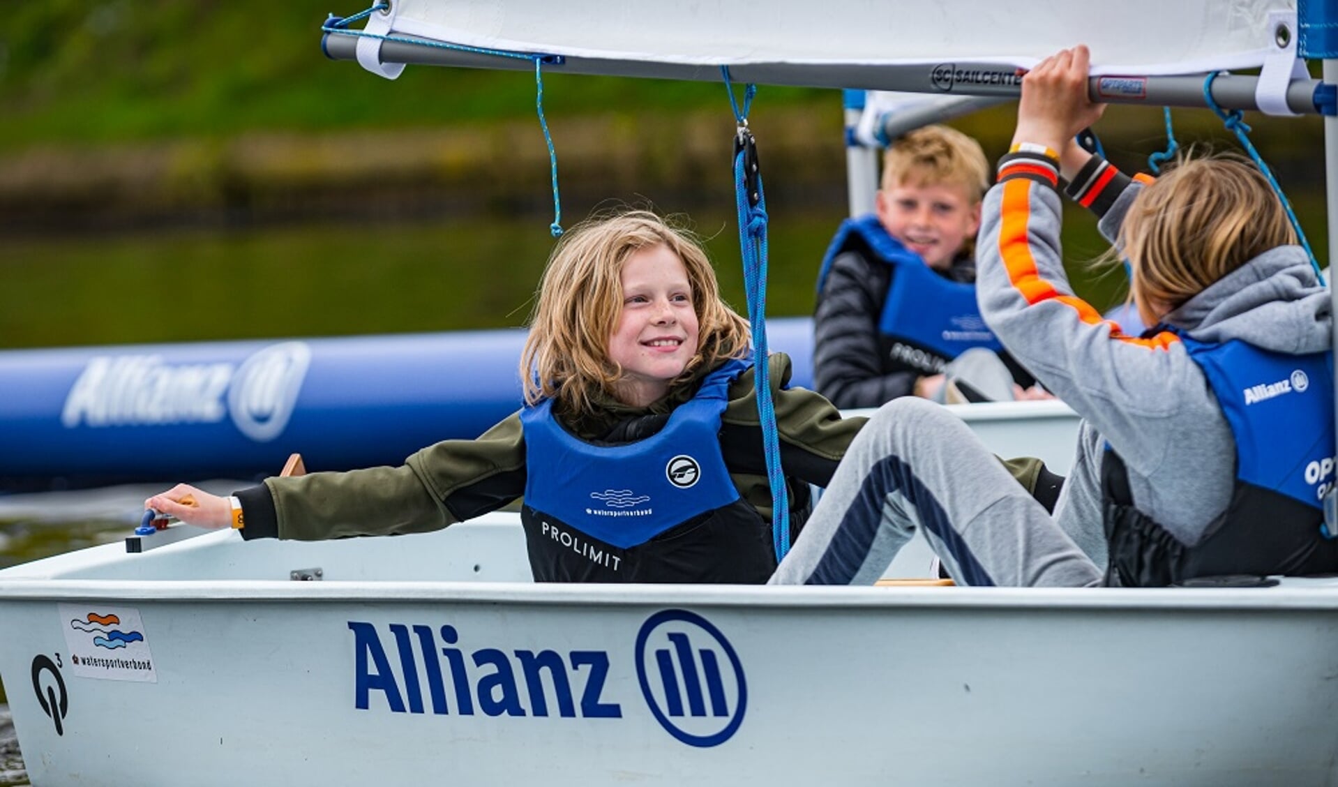 Kinderen maken kennis met de watersport tijdens de Allianz Regatta in Medemblik.