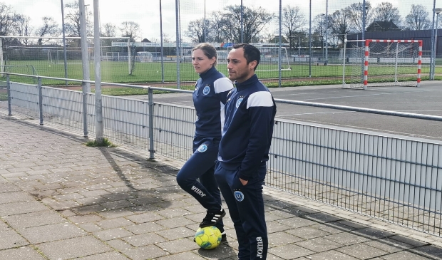 <p>De vrouwenselectie van FC Marlène staat ook komend seizoen onder leiding van Monique van der Rijst en Johnboy Veken </p>