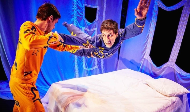 In de magische voorstelling 'Dekbed' is dans soms acrobatisch.