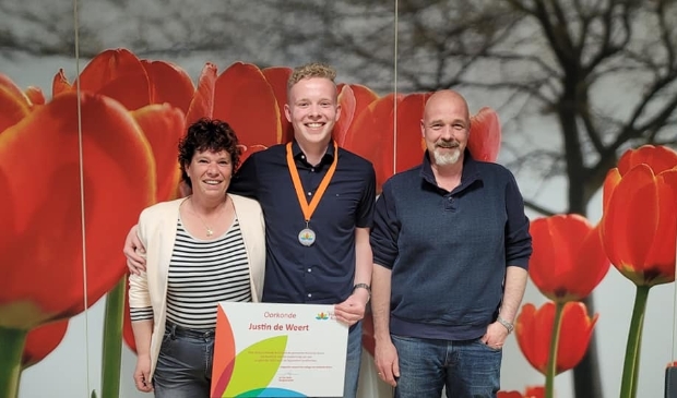 <p>Een trotse Justin de Weert, te midden van zijn al even trotse ouders Mandy en Peter.</p><p>Justin is matchgroeplid van de Hollands Kroonse Uitdaging. </p>