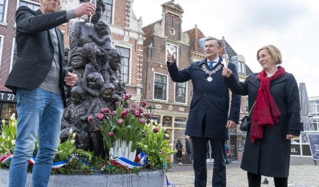 <p>Sam Veldboer van de firma Hybris en burgemeester Emile Roemer en zijn vrouw proosten op de doop van de tulp ‘Tante Truus’. </p>