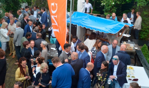 <p>Traditioneel de afsluiting van het seizoen van De Corner: de haringparty bij restaurant D’Swarte Walvis. </p>