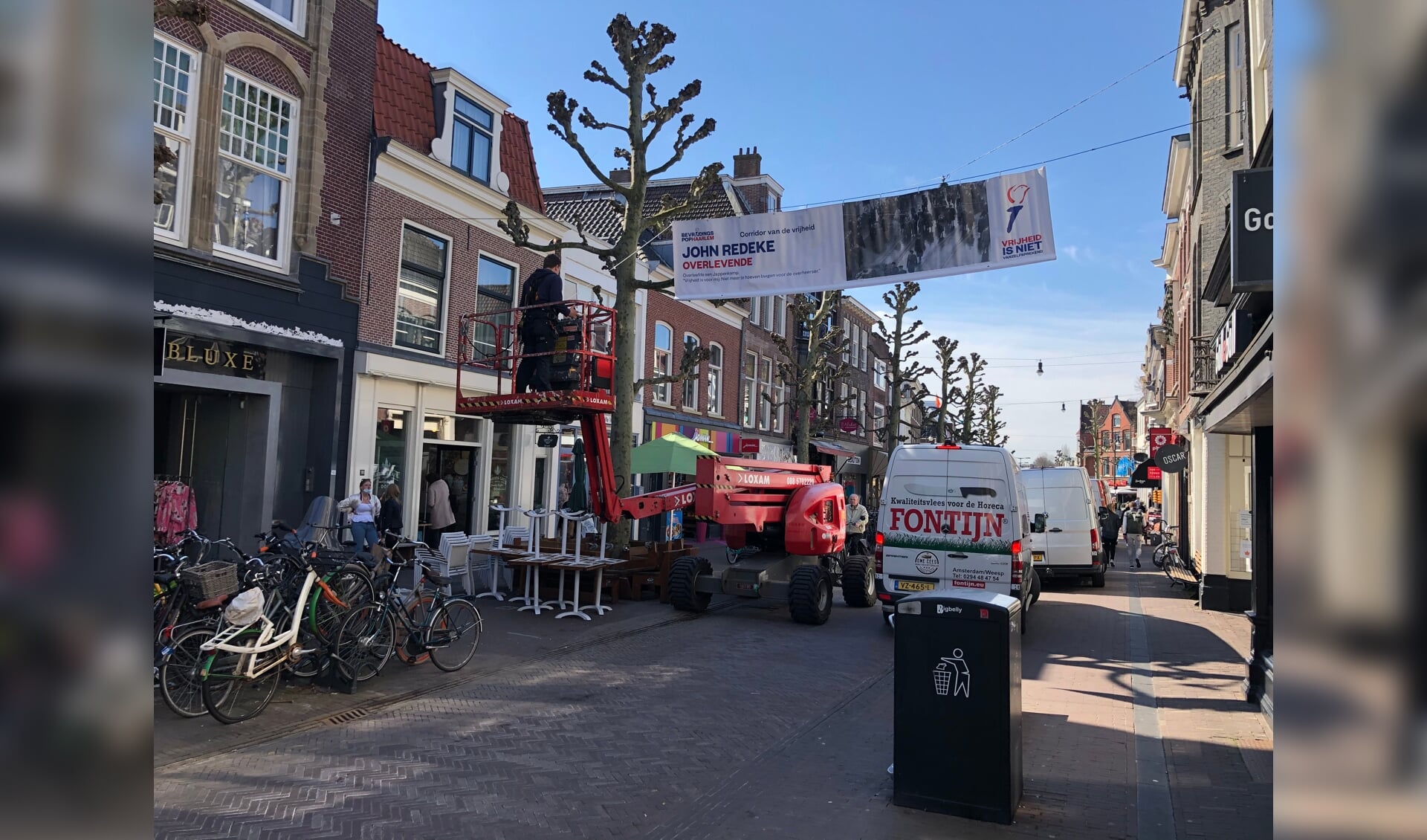 Eerst hingen de banieren (voor elk jaar in vrijheid één, met daarop foto’s en verhalen van Haarlemmers) in het centrum, nu in Centrum Schalkwijk.