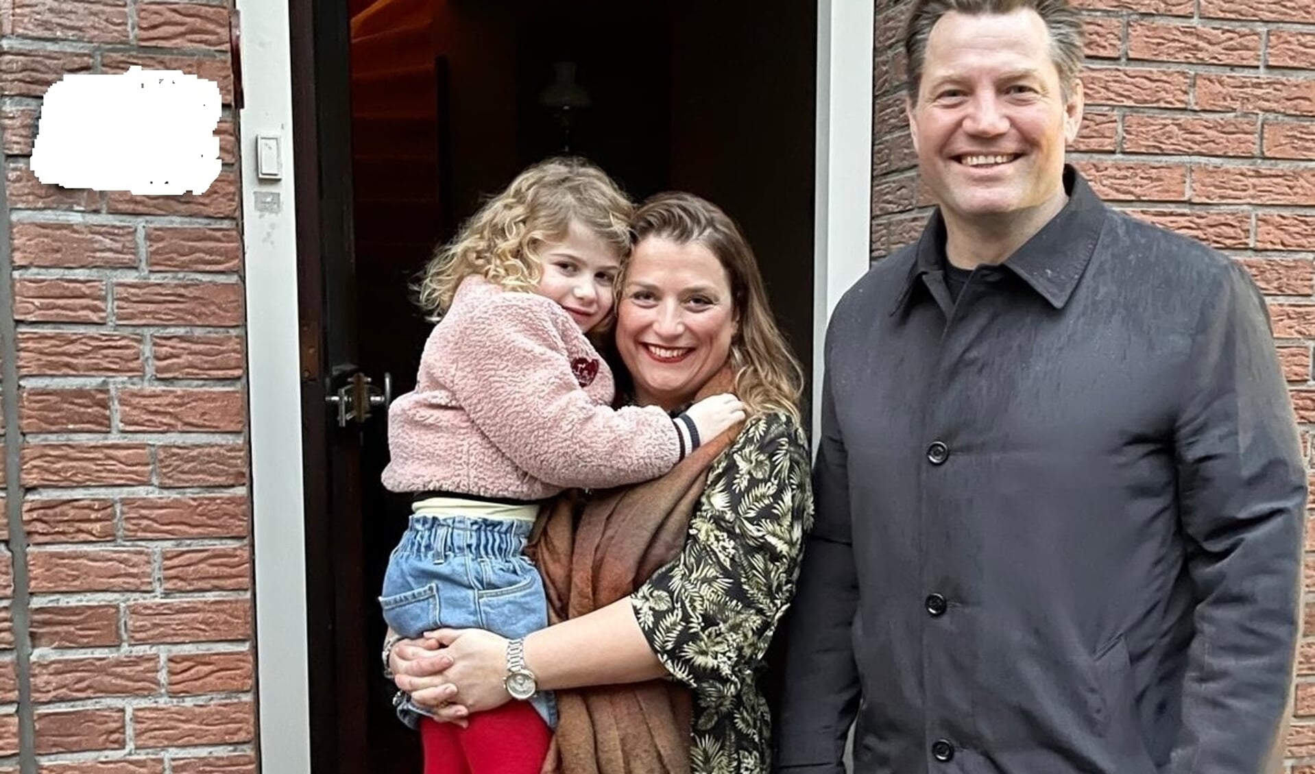 Irene met dochtertje Jet en Dennis van der Geest zijn dolblij met hun huis. Tot tevredenheid van Dennis van der Geest.