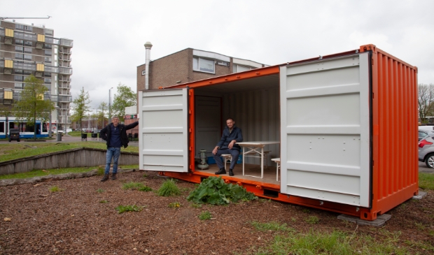 <p pstyle="PLAT">Martin ten Brinke (Stadsboerderij Osdorp) en Ruben Abels (Stichting Design Arbeid) bij de container, </p>