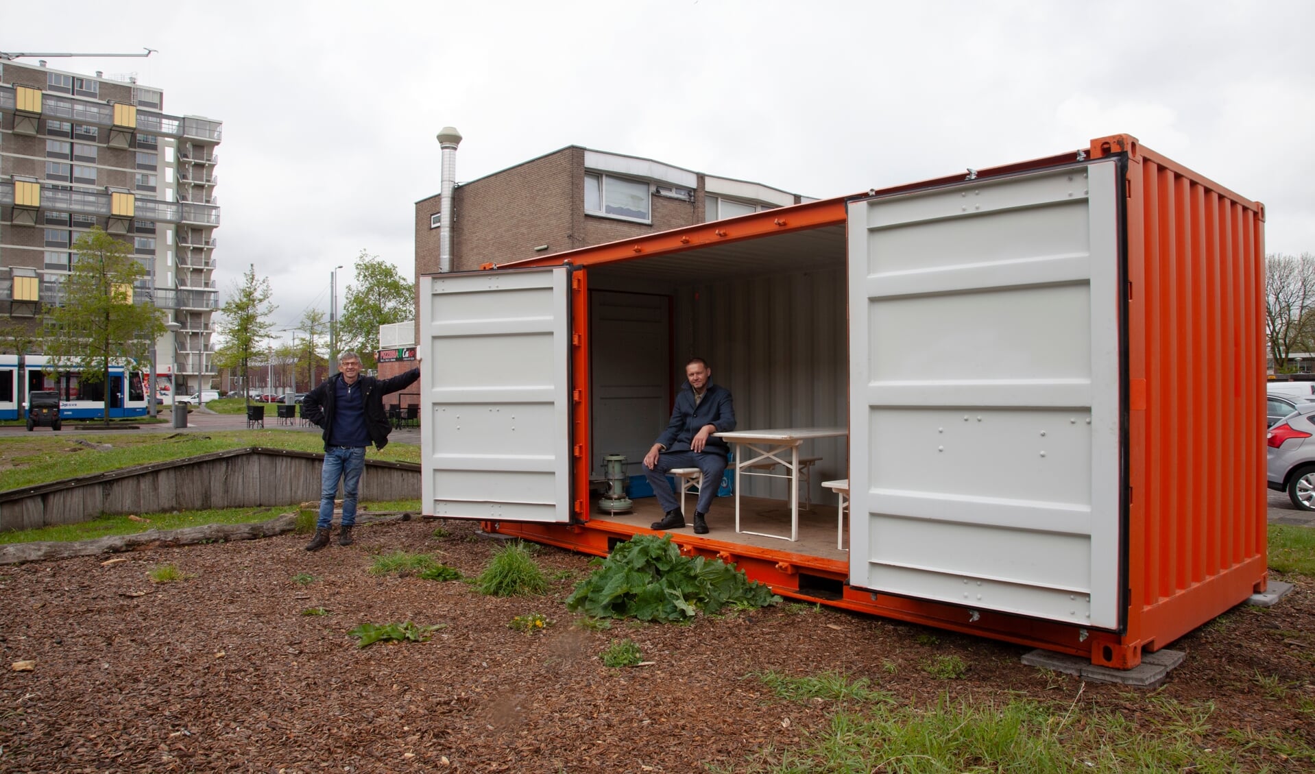 Martin ten Brinke (Stadsboerderij Osdorp) en Ruben Abels (Stichting Design Arbeid) bij de container, 