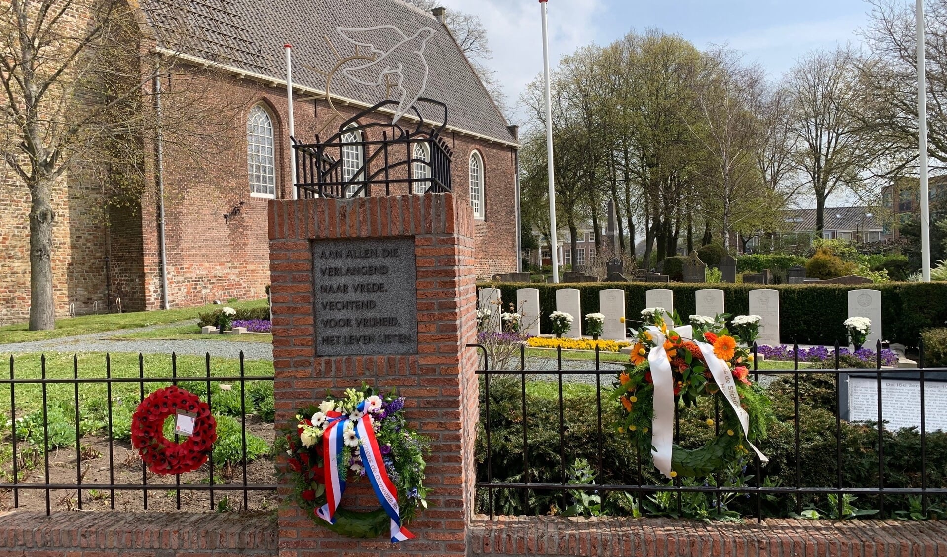 Kransen van de ambassade van Groot-Brittannië, gemeente Heemskerk en de stichting Herdenking 4 en 5 mei Heemskerk (vlnr).