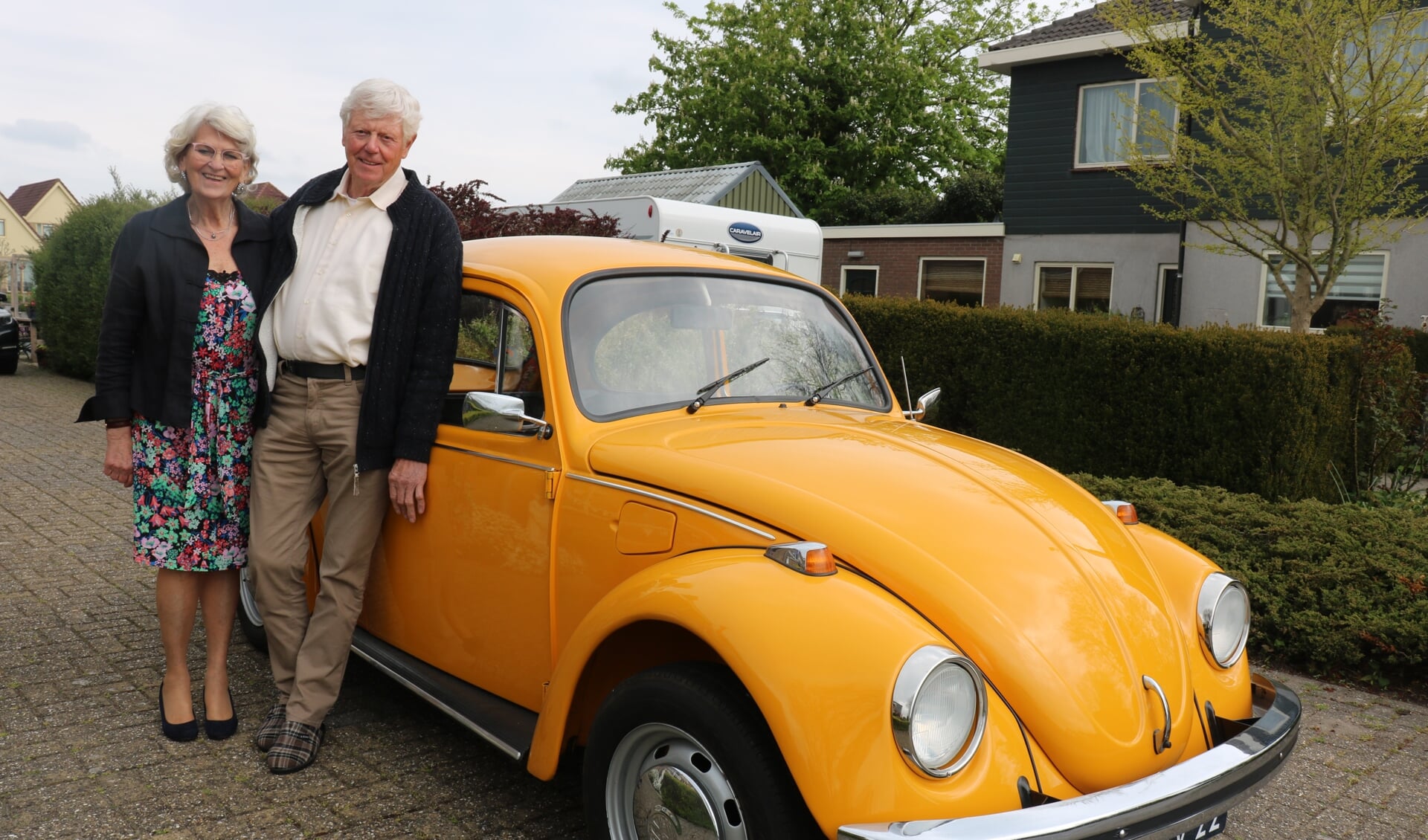 Pé en Maja Stet voor de VW Kever.