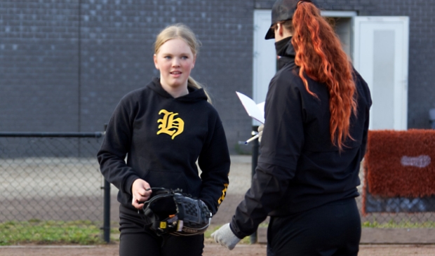 <p>Toppitcher Eva Voortman (op de rug gezien) helpt de Herons-talenten op weg.</p>