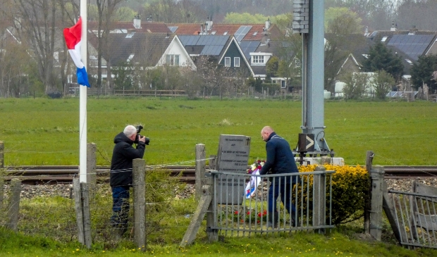 <p>Sobere 4 mei herdenking op asgrauwe dag.</p>