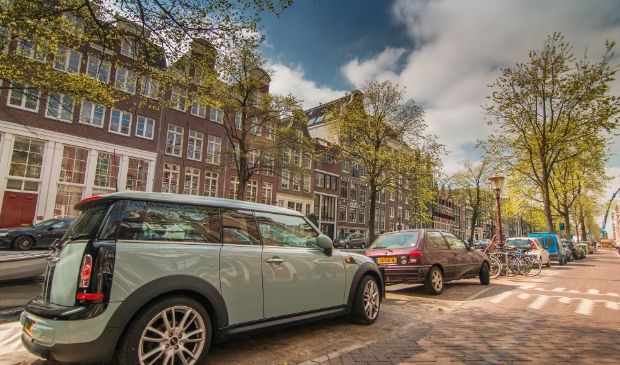 <p>Scanauto's rijden langs geparkeerde auto's om te zien of er betaald is.</p>