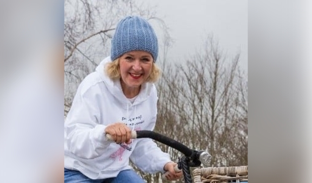 <p>Evelien van der Werff: op de fiets hoopt zij de komende zes weken een rondje te maken langs alle IPSO-inloophuizen van Nederland.</p>