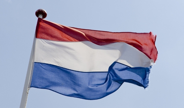 <p>Zoals elk jaar wordt de nationale vlag (zonder wimpel)op 5 mei in de top gehesen.</p>