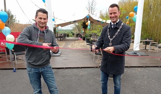 <p>Joey Akerboom en burgemeester Robbert-Jan van Duijn openen beachterras.</p>
