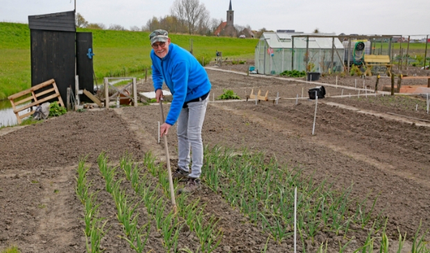 Ron vindt zijn rust op de tuin.