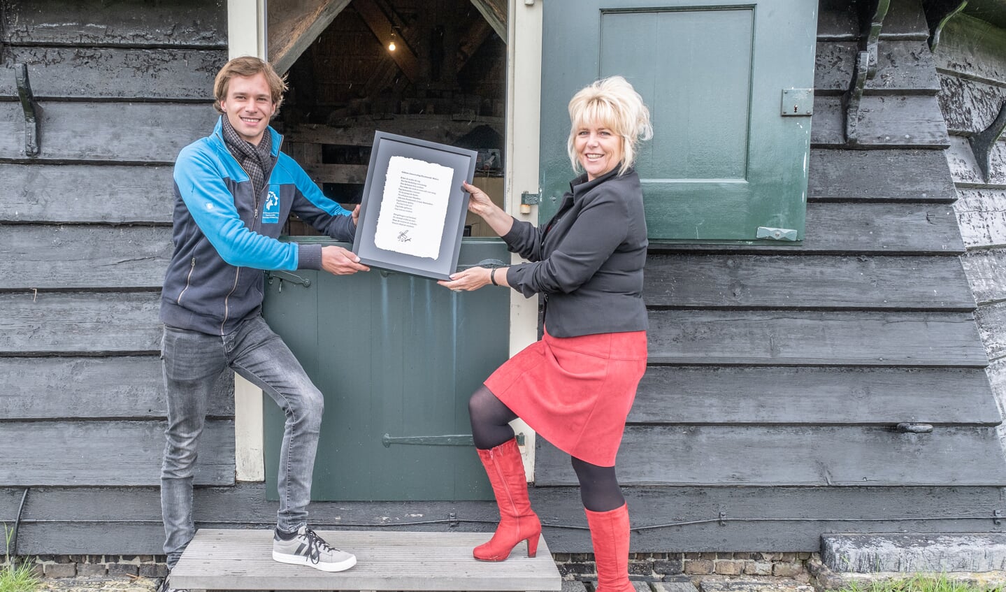 Uitreiking certificaat aan de molenaar Pedro Germes van molen de Viaan door bestuurder Klazien Hartog van het Hoogheemraadschap Hollands Noorderkwartier.