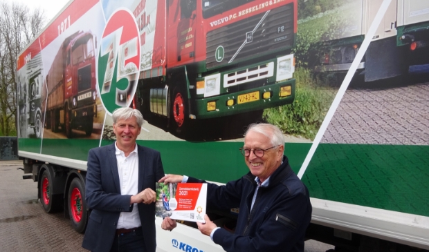 <p>Peter Besseling (l.) en Peter van Staveren voor de jubileumtruck. </p>