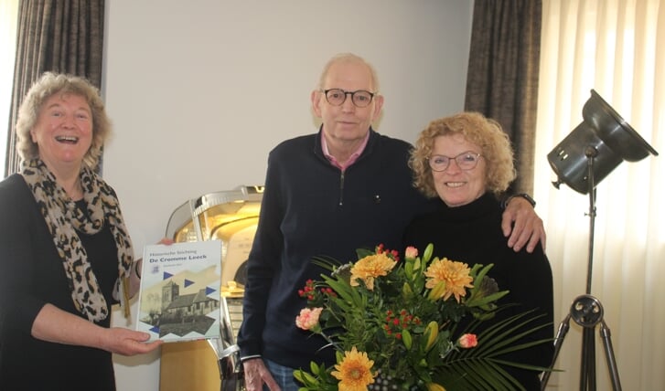 Ina Broekhuizen overhandigt het eerste jaarboek aan Fons en Rina Loos. 
