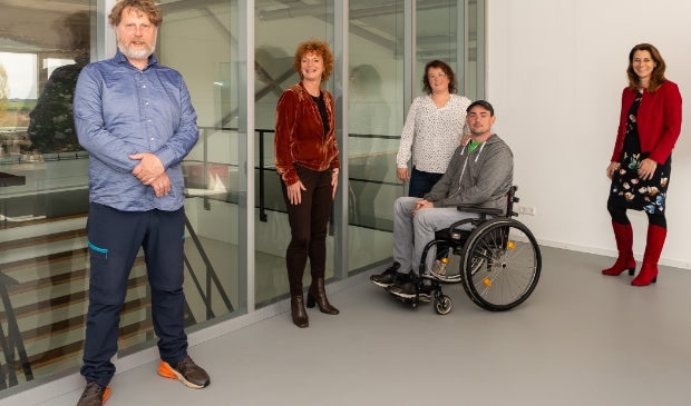<p>Jerry Huizinga geflankeerd door Jean Marc ter Riet, Marika Pruis, zijn vrouw Anne en Rachel Hayhoe. </p>