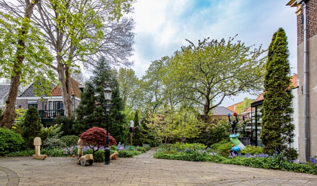 <p>De mooie stille beeldentuin van Expoost in het hartje van de stad.</p>