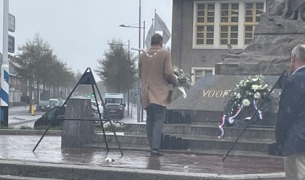 Burgemeester de Boer bij het monument op de Vijfsprong.