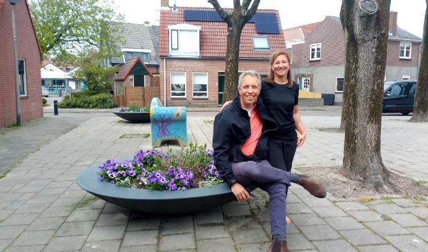 <p>Stefan en Michela Blok bij een van de drie plantenbakken die zij verzorgen aan de Duinstraat</p>