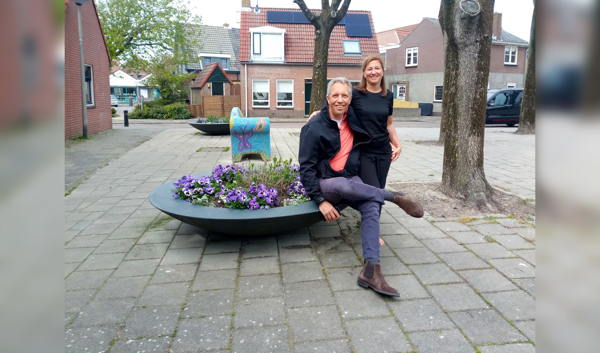 Stefan en Michela Blok bij een van de drie plantenbakken die zij verzorgen aan de Duinstraat