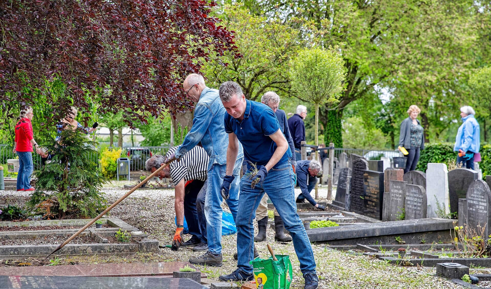 Vrijwilligers in actie tijdens NLdoet op de begraafplaats aan het Keern.