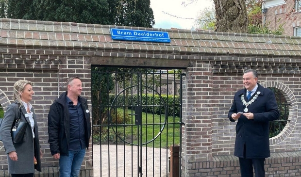 <p>Links Daniëlle en Eric Daalder, nicht en neef van Bram. Rechts burgemeester Roemer (foto: Dave van Aken) </p>