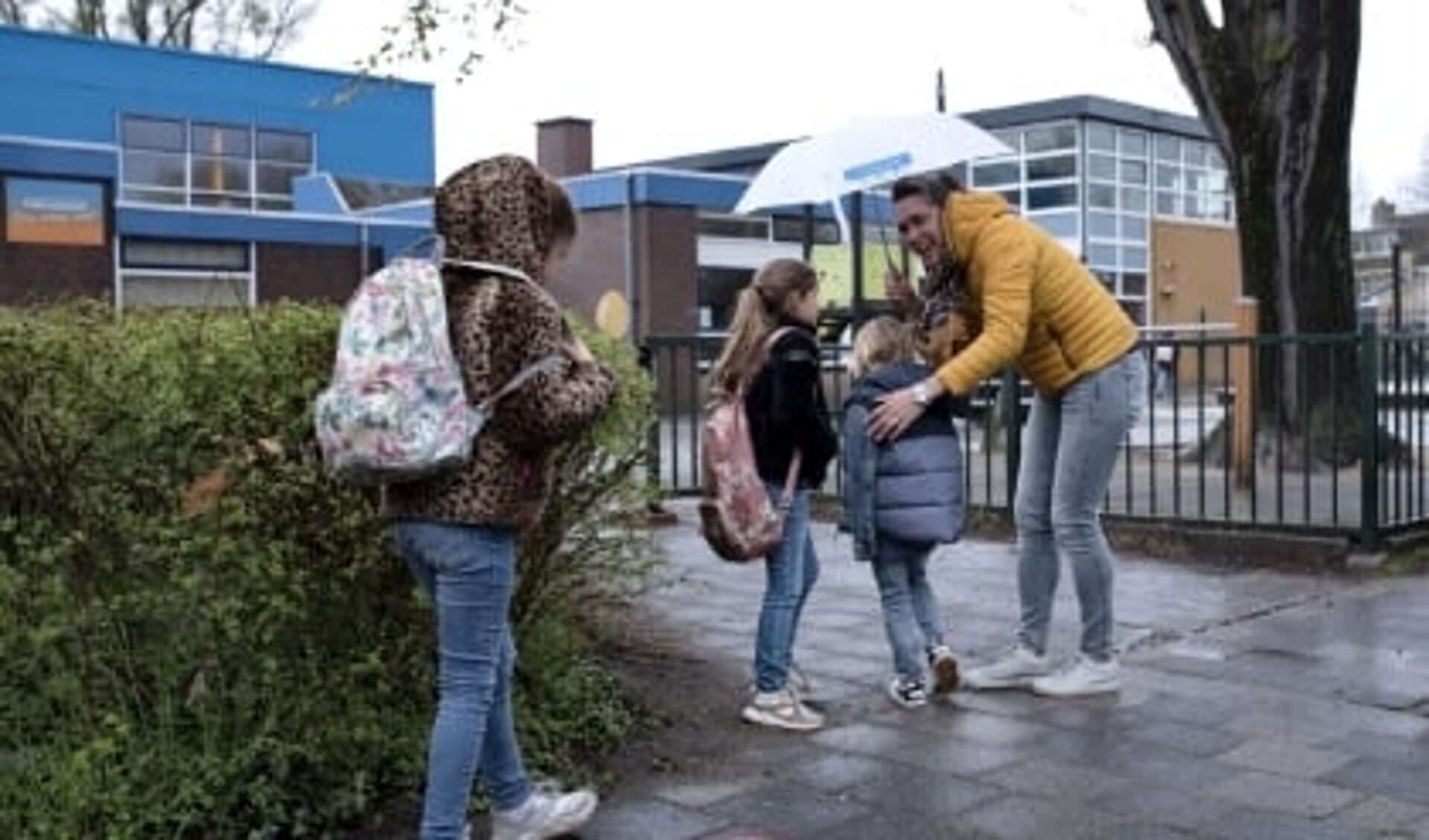 Weer of geen weer, schooldirecteur Anita van der Eng verwelkomt iedere dag ouders en kinderen op het schoolplein.