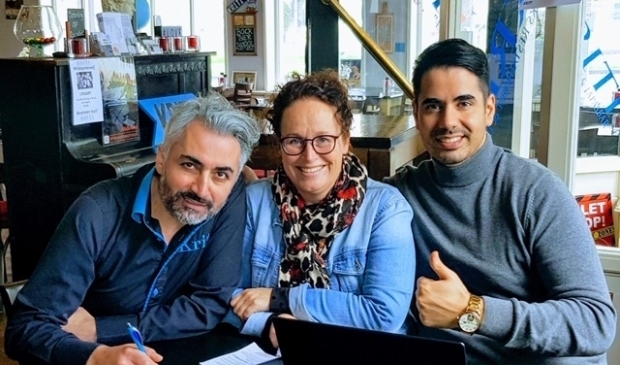 <p>Marieke Zwart geflankeerd door Erol (links) en Karem van Kriti.</p>