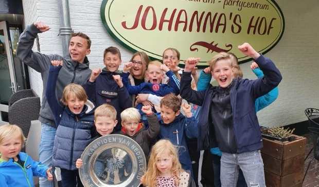 <p>Jonge bezoekers op de foto gezet met de Landskampioenschapsschaal van Ajax.</p>