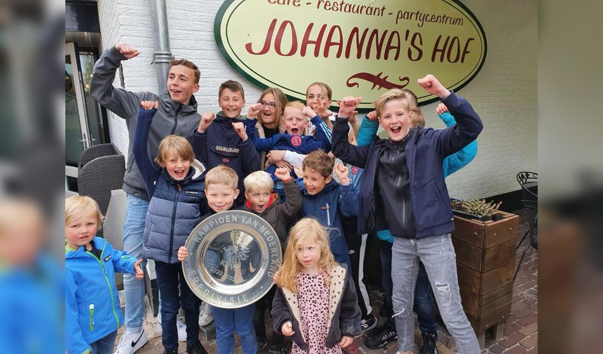 Jonge bezoekers op de foto gezet met de Landskampioenschapsschaal van Ajax.