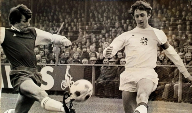 <p>In duel met Johan Cruijff.</p>