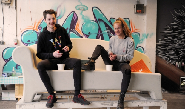 <p pstyle="PLAT">Thijs is enthousiast om de bank ook verder te gaan beplakken. Samen met Mandy heeft hij de werkplaats bij Loads in Krommenie ingericht en is alles klaar om aan de slag te gaan.</p>