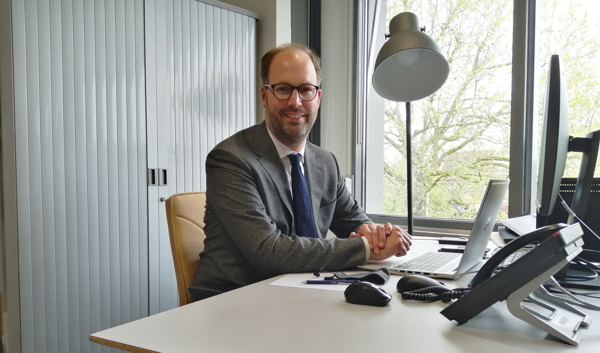 Léon de Lange, zojuist geïnstalleerd; als burgemeester en op zijn nieuwe werkplek.