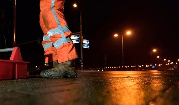 Op een deel van de Huygendijk wordt nieuw asfalt aangebracht.