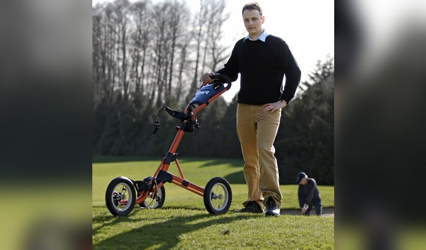 Kevin Kimberley vijftien jaar geleden met de allereerste versie van de befaamde Clicgear trolley. ,,Het ontwikkelen van die trolley heeft een enorme impact op ons leven gehad.''