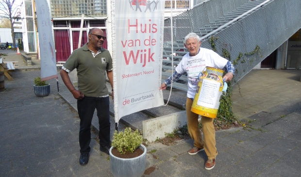 <p>De melkbus voor de Muntenactie staat al in de Buurtzaak', dankzij Roy Carter (links). Toon Borst (rechts() is blij. </p>
