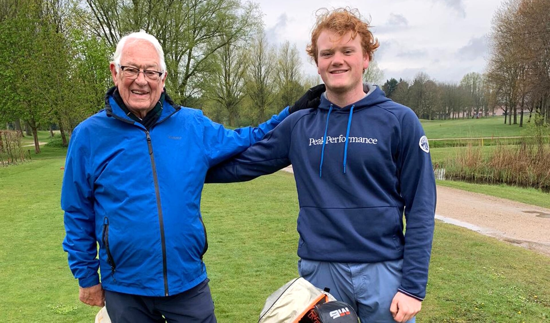 Sander van Dijk met zijn opa. ,,Mijn opa is een top opa. Hij speelt nog steeds twee, drie keer in de week op de Heemskerkse.''