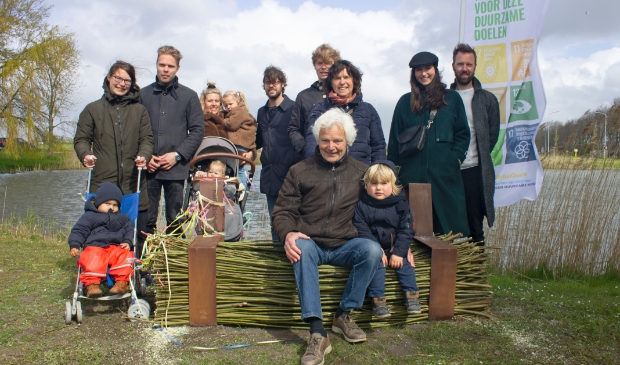 <p>Drie generaties Balder op de Karel Balderbank.</p>