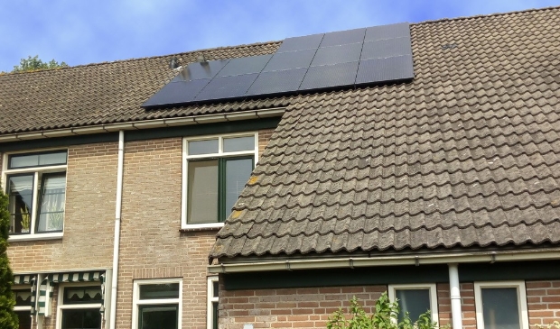 <p>Zonnepanelen op het dak bij particulieren wordt steeds gewoner.</p>