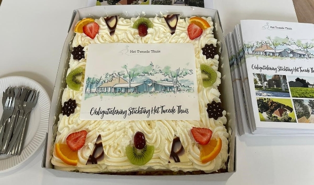<p>Uitgifte ging van start met aansnijden taart.</p>