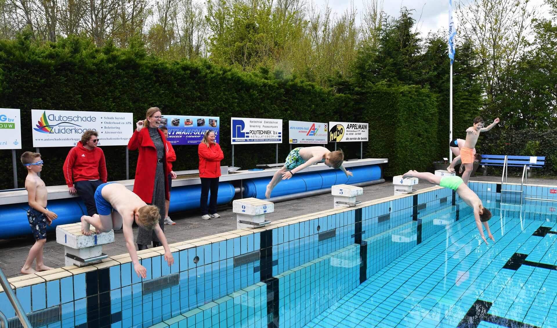 Wethouder Simone Visser-Botman telt af voor de kinderen de eerste duik nemen in zwembad ’t Hemmerven. 