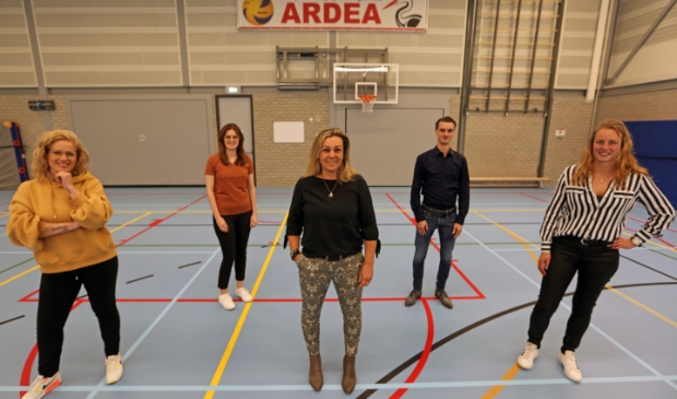 <p>De bestuursleden van Ardea, met op de voorste rij van links naar rechts Anita Bus, Monique Mestebeld en Judith Beers. Achter hen staan Madelon Aardenburg en Sven Hoek. </p>