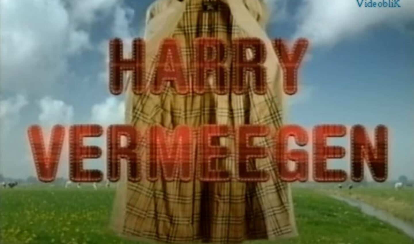De bekende regenjas van Harry Vermeegen.