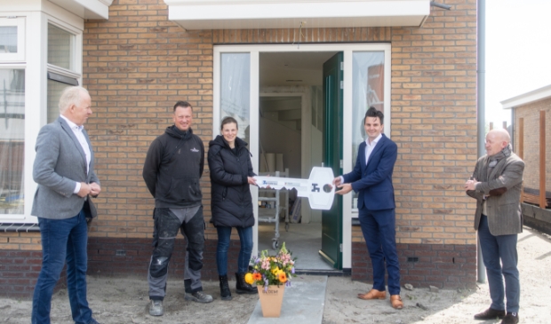 <p>Joe de Heer en Kelly Tuin krijgen symbolisch de huissleutel uitgereikt.</p>