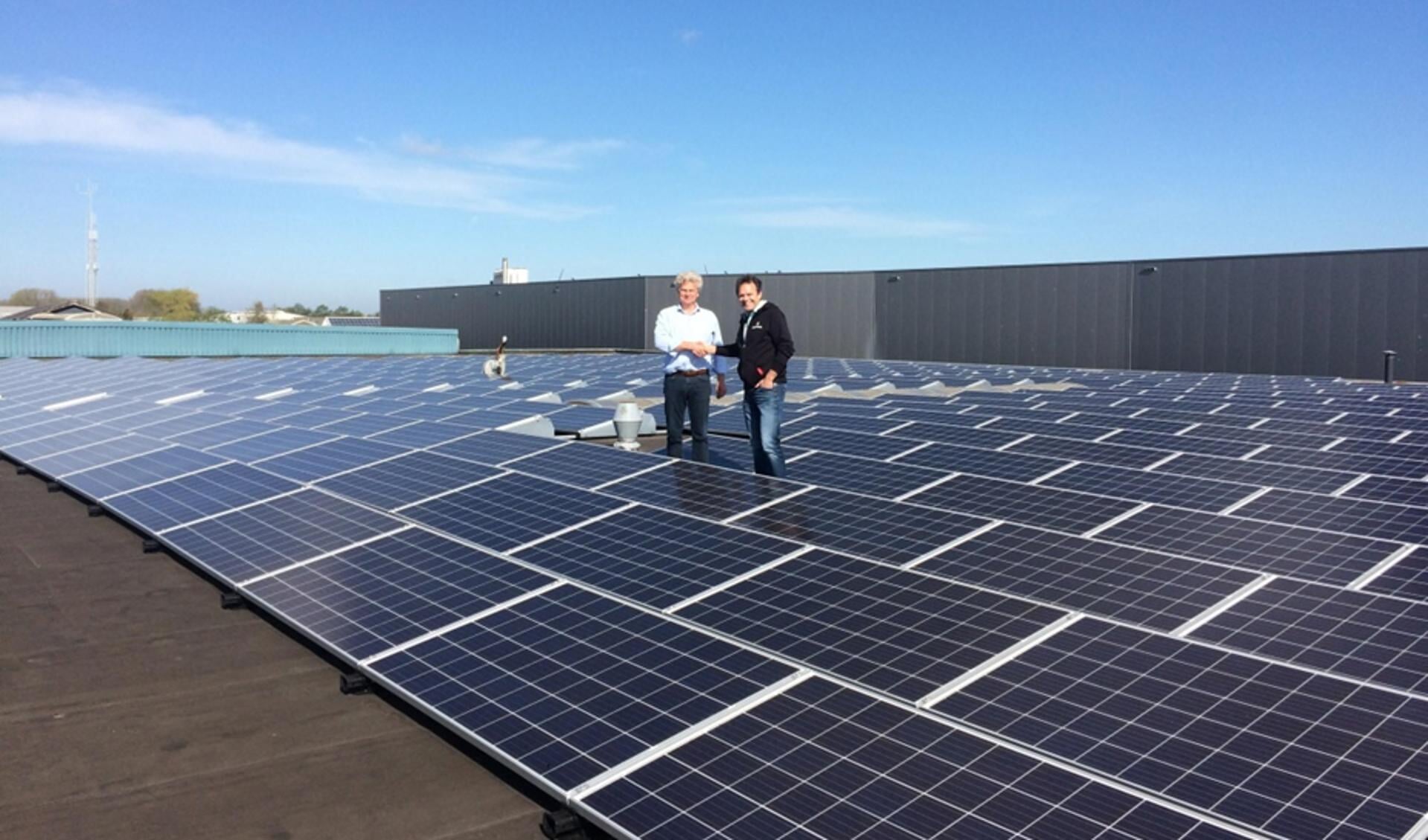 Op de daken liggen 1.200 zonnepanelen.