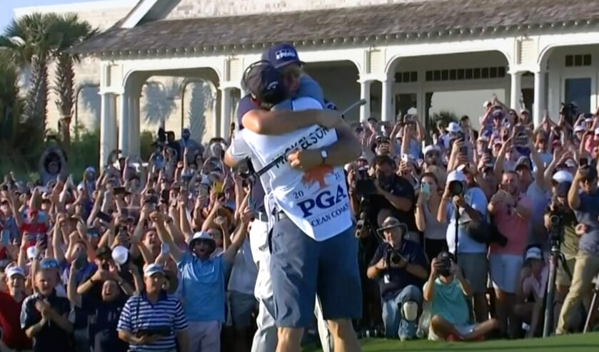 Phil Mickelson valt na de winnende putt in de armen van broer en caddie Tim. De menigte is uitzinnig.